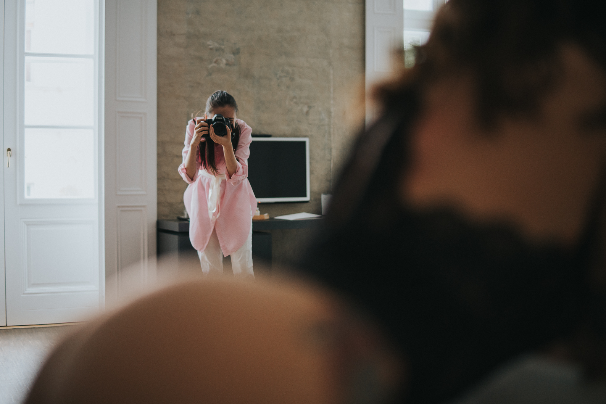 Női boudoir fotós munka közben, Szegeden
