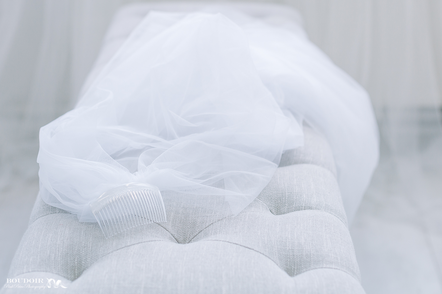 Hosszú menyasszonyi fátyol szexi fehérneműs boudoir fotózás előtt